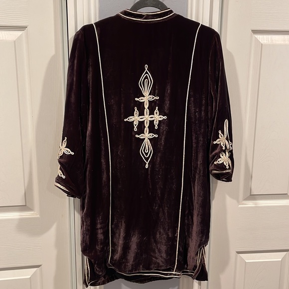 🦄CHASING UNICORNS 🦄 WILD HORSES VELVET TUNIC vineyard color - Picture 5 of 6